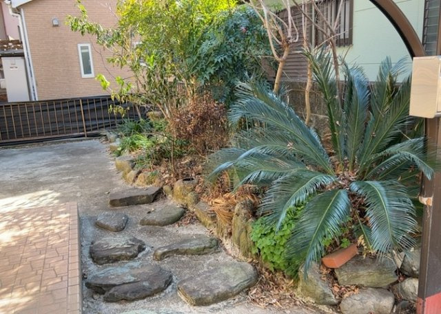 庭のある家に住むことのメリットとして、子どもたちの遊び場を確保できること、ガーデニングや家庭菜園を楽しめること、明るさを確保できることがあります。また、配置を工夫することでプライバシーが確保できます。