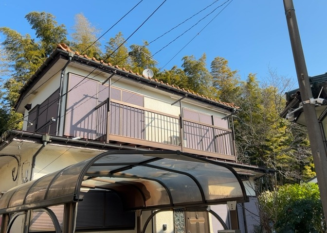 バルコニーは、建物内から室外へ楽に出入りできる便利なスペースです。また、バルコニーには手すりを付けることが義務付けられており、手すりの高さは110cm以上で施工することが建築基準法で定められています。