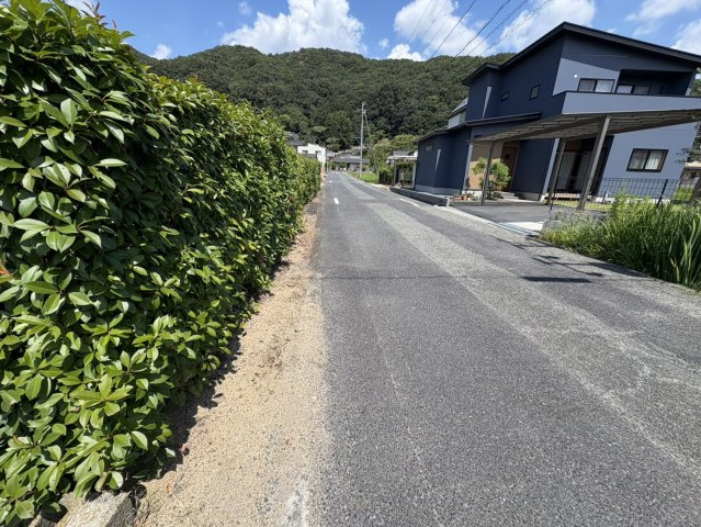 周辺道路の様子です。県道沿いに位置しており、各方面へのアクセスがしやすい便利な立地です。毎日の通勤やお買い物など車での移動にも適しており、利便性と静かな住環境を兼ね備えた土地です。