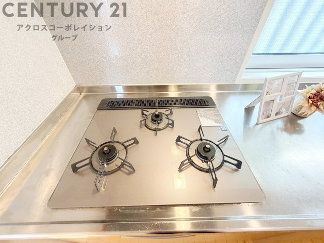 多数の調理器具を同時に使用でき、料理の効率化が可能。省エネで節約になり、様々な料理スタイルに適応できます。また、火力調整が独立しており、手入れや掃除もしやすく、今よりもっとお料理が楽しくなるかも。