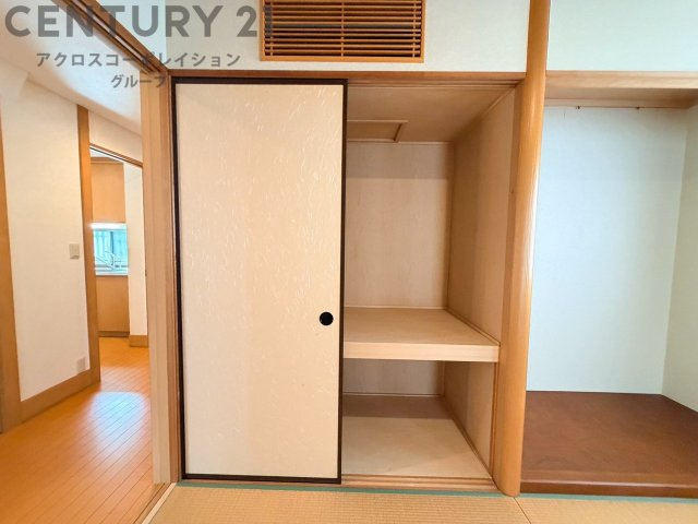 押入れは季節の衣類、寝具などを収納できます。伝統的な美しさと実用性が融合し、収納物を保護する調湿・換気効果があります。使い方によっては書類や小物なども効果的に整理でき空間を有効活用できます。
