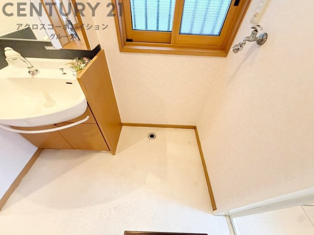 洗濯物の仕分け作業がしやすく、整理整頓が容易になります。洗濯音や湿気を他の部屋に持ち込まず、生活環境を快適に保ちます。上部を活用すれば収納スペースを確保でき洗剤や洗濯用品の整理もしやすくなります。