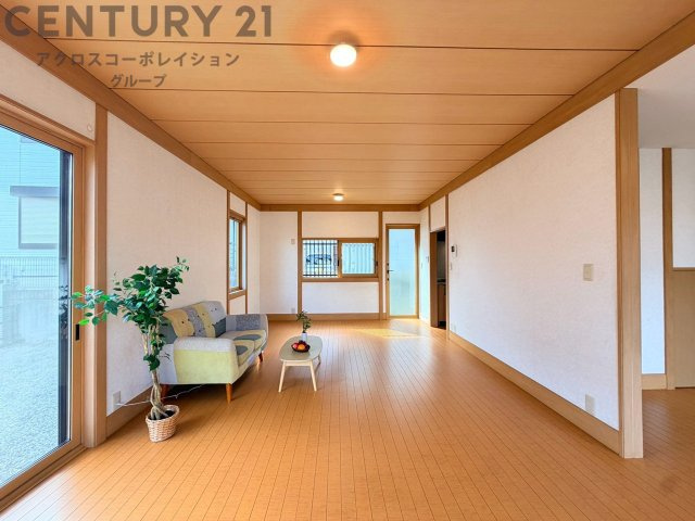 6LDKという充実の間取りで、LDKは約23.3帖と非常に開放感があります。二世代同居や、部屋数の必要なファミリー、テレワーク部屋を確保したい方に最適です。
