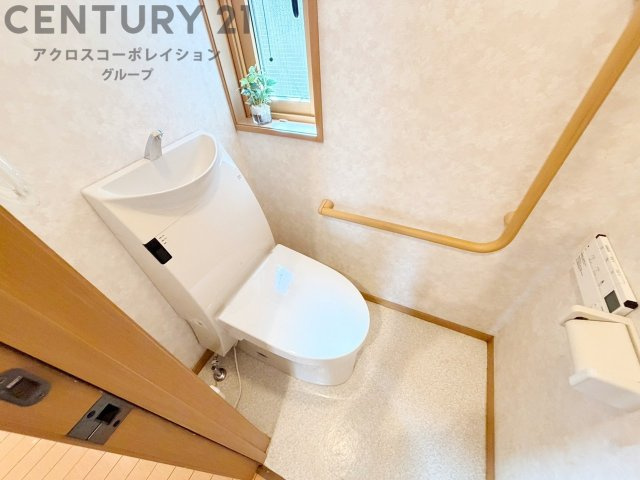 温水洗浄便座付トイレは温水洗浄機能により、暖かい水でおしりを洗浄することができ、冷たい水を使う従来の便座に比べ、温水洗浄機能で暖かいトイレを提供し、快適な使用を可能にします。