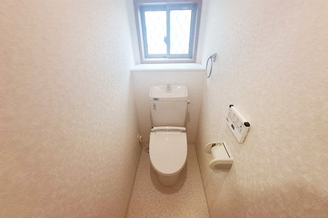 1階トイレ：換気のしやすい窓付き。トイレは2階にもあります。