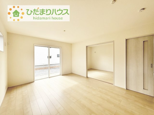 リビングの大きな窓からは、暖かな日の光が降り注ぎます・・・