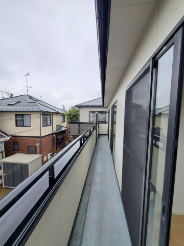 暖かな日差しのふりそそぐバルコニー