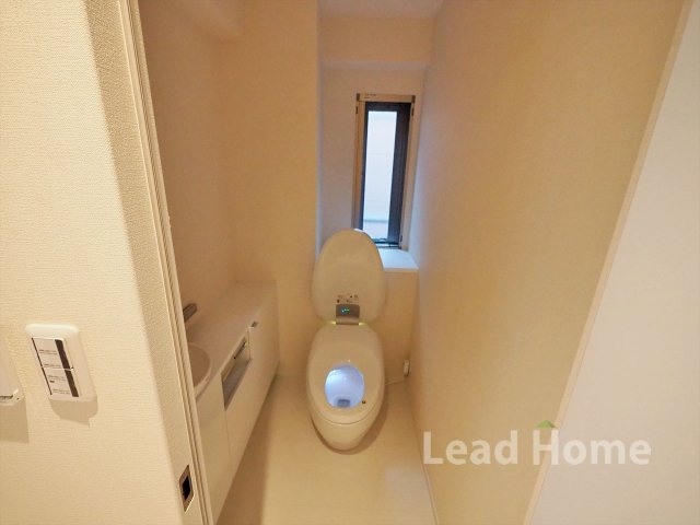 小窓付きでいつでも換気が行える清潔なトイレです！すっきりとしたデザインで毎日心地よく使えます♪