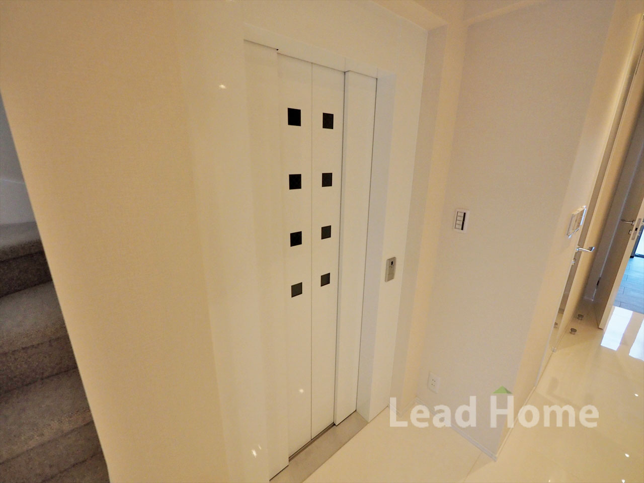 室内エレベーター付きで各階への移動が楽々！重い荷物の持ち運びやご高齢のご家族の移動もスムーズです♪