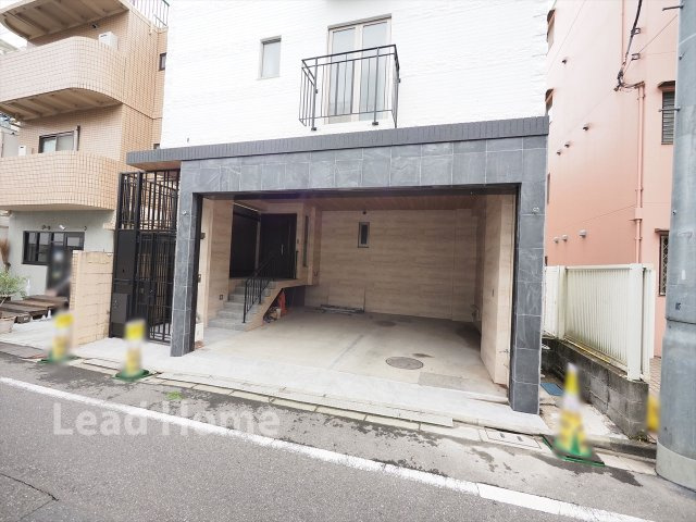 屋根付きで愛車を雨風から守れる広々とした駐車場です！雨の日の荷物の積み下ろしもスムーズに行えます♪