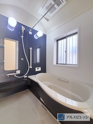 脚を伸ばして広々使えるお風呂です。　優雅なバスタイムを過ごせます。