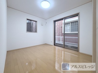 1階のサービスルーム。　掃き出し窓から暖かい光が入り込みます