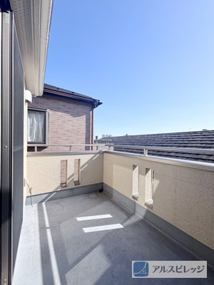 広々と使えるバルコニー　横にも縦にも使える空間は風通しも良く洗濯物も乾きやすいです。