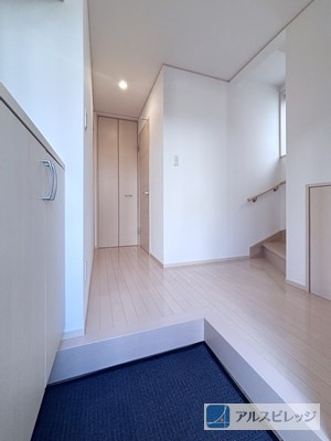 収納豊富な玄関です。　