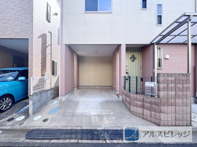 ビルドイン車庫付き　大切なお車を守ることができます。