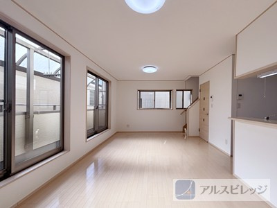 光沢のある綺麗なフローリングです　