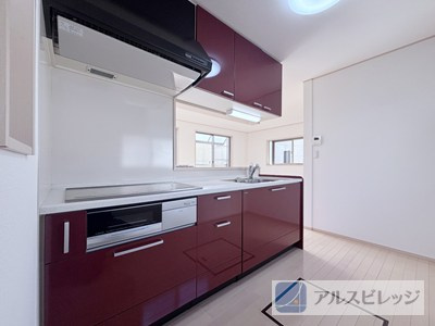 綺麗なキッチンです。　IHクッキングヒーターは調理後のお掃除がとっても楽で効率よく家事ができます。