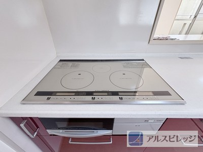 同時に3口使えます。　火を使わないIHクッキングヒーターは火災予防、地震対策の観点からも安心で機能的です。