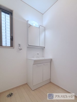 ワイドに使える洗面化粧台。　日々の身だしなみはもちろん、上靴を洗ったり、汚れの強いものを別で洗ったりすることもできます。