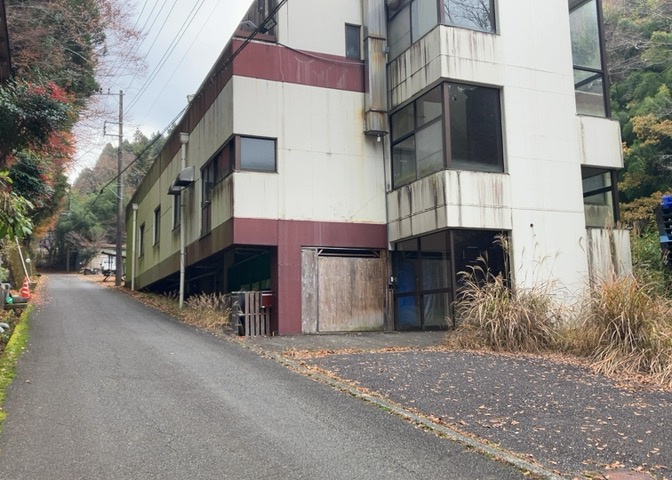 隣家の土地はどうなっているのか、生活利便施設が近くにあるのか、学校まで近いかなど、お客様のライフスタイルにあわせたイメージが重要です。また、近くにあると困る施設が近くにないかも確認するといいでしょう。