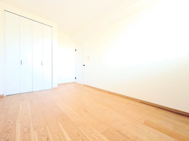 ◆気持ちの良い風が室内へ入り込む居室。家具を配置しても広々ご利用いただけます！！