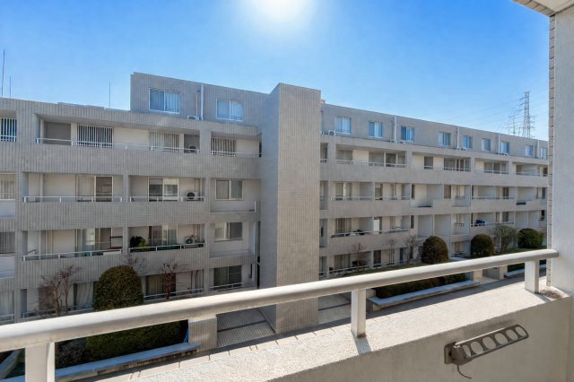 ◆気持ちのいい空が見渡せる広いバルコニー。爽やかな風を感じて、心躍る素敵な暮らしがはじまります。通風・採光にも優れ、心地よい光と風があふれています♪