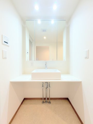 ◆毎日使う場所だから、機能的で使いやすさに配慮したパウダールーム。すっきりと使えるように収納も豊富にご用意しています。