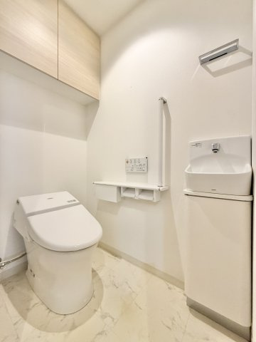 白を基調としたトイレは、清潔感がありホッとする空間です。
