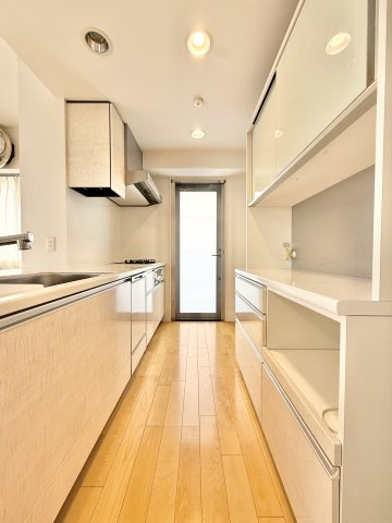 使い勝手の良いキッチンです。角部屋のため、キッチン横からは西のバルコニーに出られる扉があります。