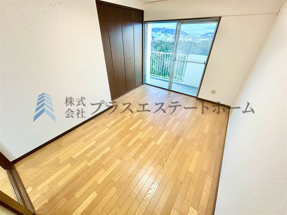 南向きの明るい洋室♪LDKの隣にあるので様々な使い方が出来ます♪扉を開放してもっと広々リビングに♪