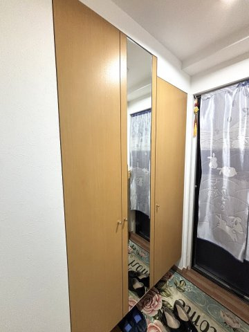 シューズボックスには鏡がついていて、お出かけ前の身だしなみチェックがはかどります♪