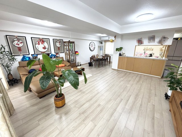 キッチンカウンターの下は収納になっていて、キッチン横にも収納が有りお部屋の中がすっきり片付きます！