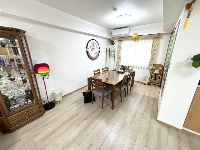 二面採光でお部屋が明るい！大きいダイニングテーブルで美味しい食事♪