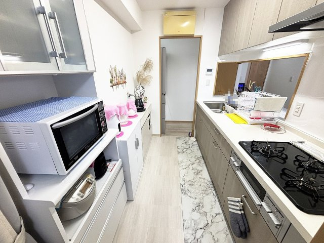 ご家族とのコミュニケーションも取りやすい人気の対面式システムキッチン！
