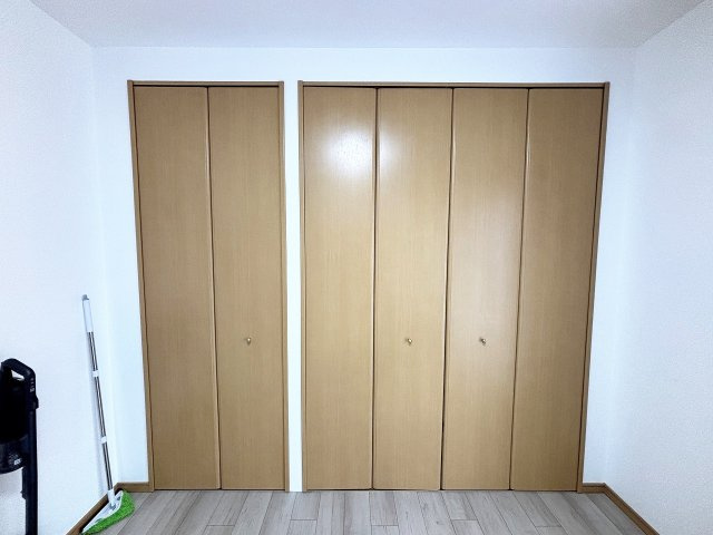 11帖の洋室にはクローゼットが二つ付いており、収納豊富♪