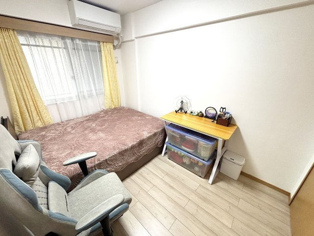 書斎やお子様のお部屋にもピッタリな5帖の洋室！