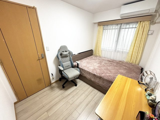 窓がついているのでお部屋が明るいです♪
