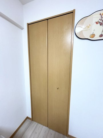 クローゼット付きで洋服などをスッキリ収納！