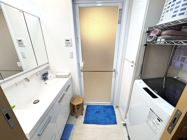 洗濯機置場の隣には棚があるのでバスタオルなどの収納にも困りません♪