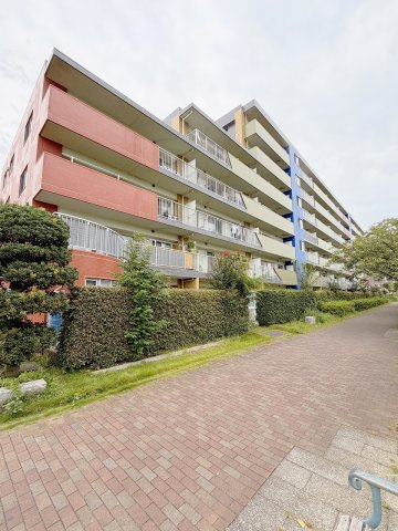 建物前の道路は広いので、ストレスがないのが良いですね♪