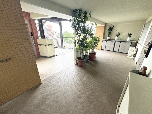 玄関前のアプローチはひろく開放感があります♪勝手口がありゴミ出しもらくらく！