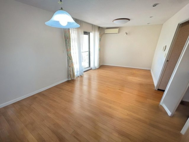 本画像はAI家具消しで家具を削除したイメージ画像となります。約13帖のLDKは陽当り・通風良好です