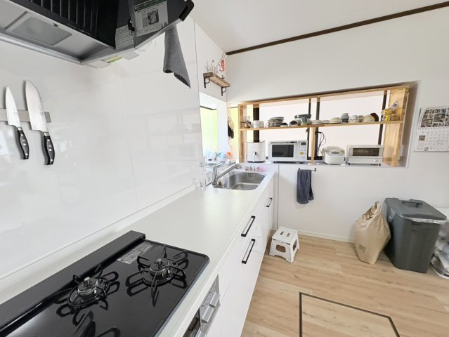 3口コンロ付きで複数の調理を同時に行える使い勝手の良い設備です。グリルも備わっており、焼き物料理など幅広い調理に対応可能。毎日の料理効率を高めてくれる、実用性の高いキッチン設備です。