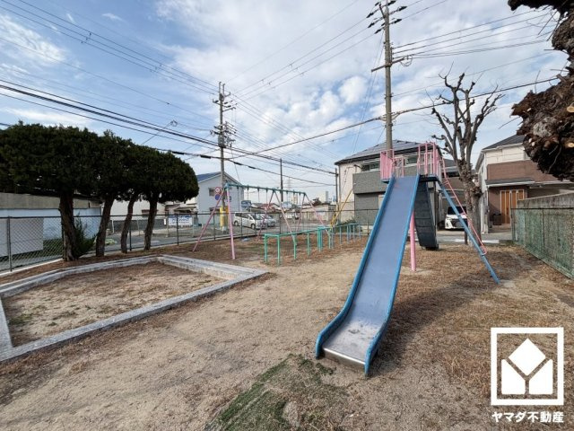 敷地に隣接して遊具付きの小さな公園がございます。