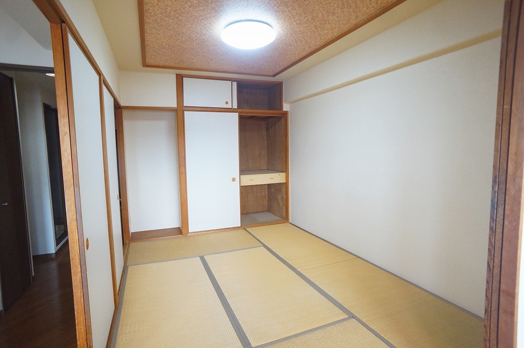 【リフォーム前の画像】【和室6帖】クロス貼替え、畳表替え後のお引渡し☆押入れあります♪