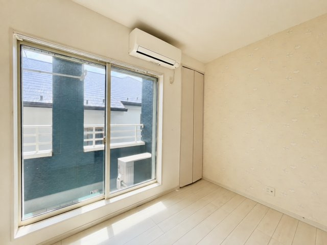 居室A4帖南向きの明るいお部屋です。横並びの居室B4との壁をなくして8帖の主寝室としてご利用できる前提の設計です。　※明るさ調整加工、家具修正加工をしております。