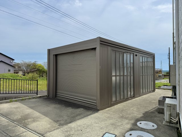 シャッター付きの大型ガレージで雨や風からお車を守ってくれます！　