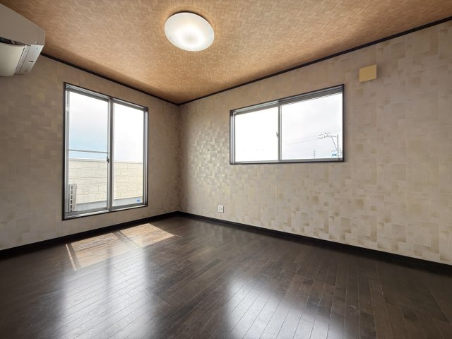 2面採光で陽当り良好なお部屋は明るい雰囲気でゆったりと過ごせます。　