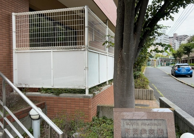 中庭（パティオ）とは、一つの建築物の内部に設けられた、壁などで囲われている庭のことを指します。コの字型、ロの字型が主流ですが、L字型の中庭もあります。最近では、インテリア性の高さからも人気があります。