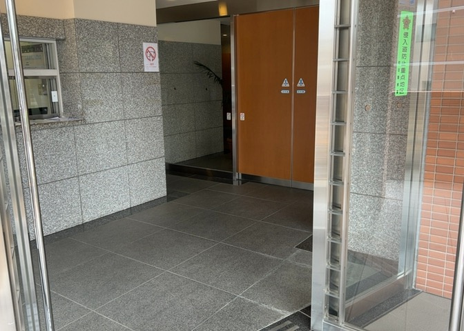 ラウンジは、マンションの共用スペースに椅子やテーブルなどを配置した利用者が寛げる空間です。屋内型ラウンジと屋外型ラウンジがあります。共用部分の管理状況と合わせて、詳細については現地でご確認ください。